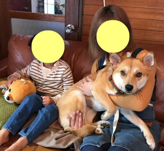 ご家族と一緒に写るキラの写真
